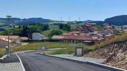 Amplepuis, lotissements avec vue sur les éoliennes sur le GR 7