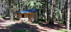 Cabane forestière avant le Col de la Charme