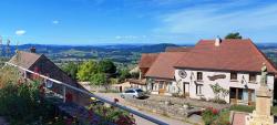 Suin, vue du parvis de l'église