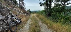 Chemin bordé de rochers