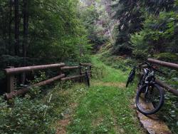 Pont en fond de vallée et VTT