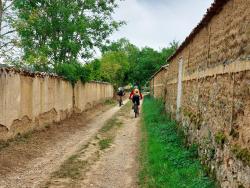 Chemin entre deux murs