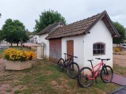 Chenay le Châtel, place du village