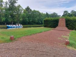 Bagneaux, la stèle Jean Moulin et le canal