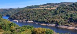 Vue sur les Gorges de la Loire avec un voilier