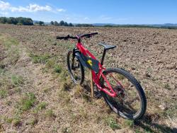 Vélo et pancarte VTT