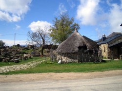 pallozas : habitations circulaires aux toits de chaume 