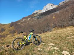 Col du Poumajou et porche abritant un 9a (escalade)