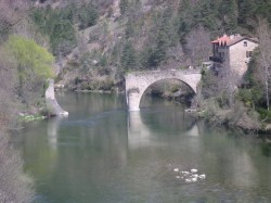 Pont en ruine à proximité du Rozier