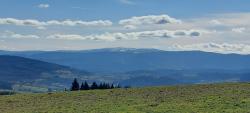 Vue sur Pierre sur Haute (1633m), point culminant du Forez et pistes station de Chalmazel