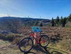 Roc du Vacher, vue sur le parc éolien des Noës