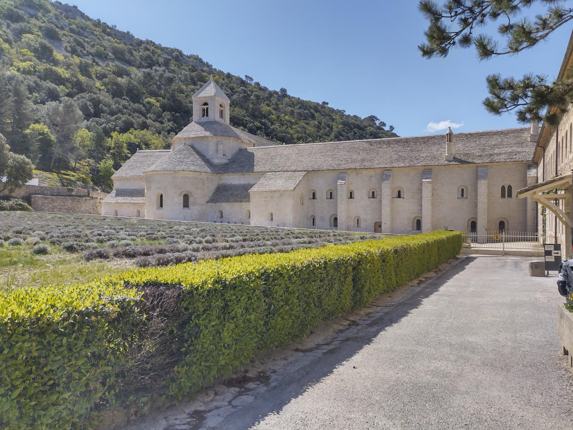Boire un café à Fontaine-de-Vaucluse et prier à Sénanque