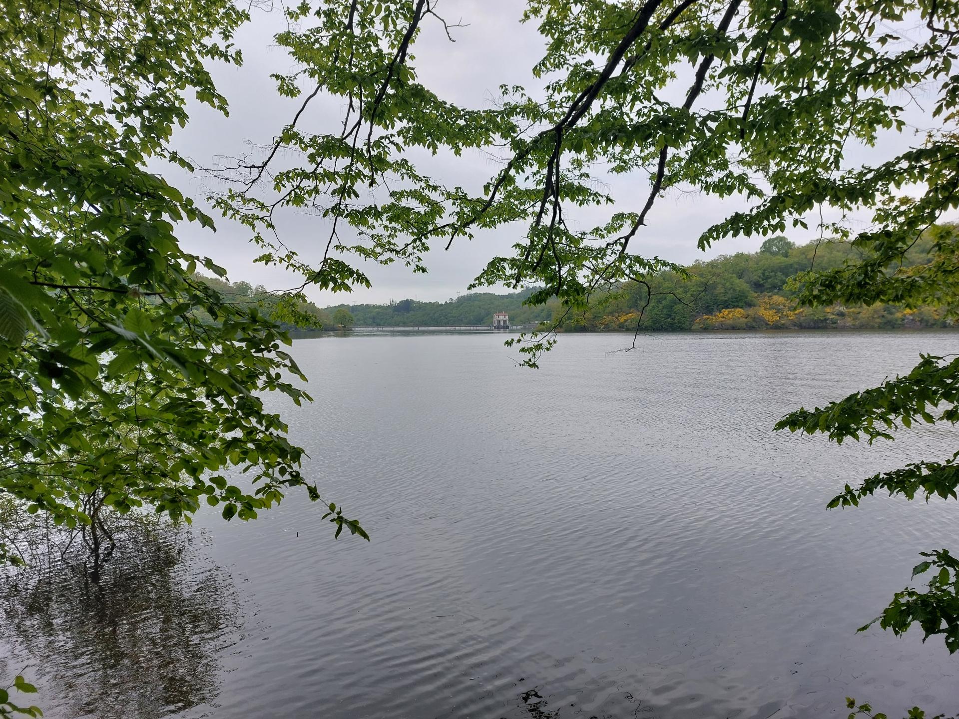 Le long du lac d'Eguzon