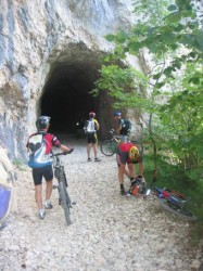 On entre à plusieurs de front