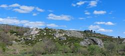 Paysage d'Aubrac, falaise et blocs de granit