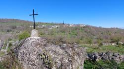 Croix sur granit et vue sur Recoules d'Aubrac