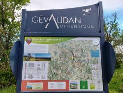 Antrenas, parking avec panneau des circuits VTT