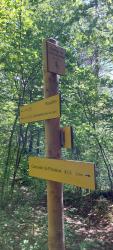 Totem avec directions des randonnées