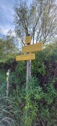 Totem avec directions des randonnées