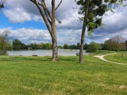 Salbris, plan d'eau du parc de loisirs