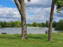 Salbris, voiliers sur le plan d'eau du parc de loisirs