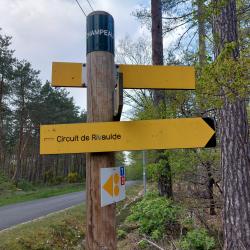 Totem avec indications pour les randonnées