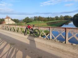 Les Bagneaux, canal et pigeonnier