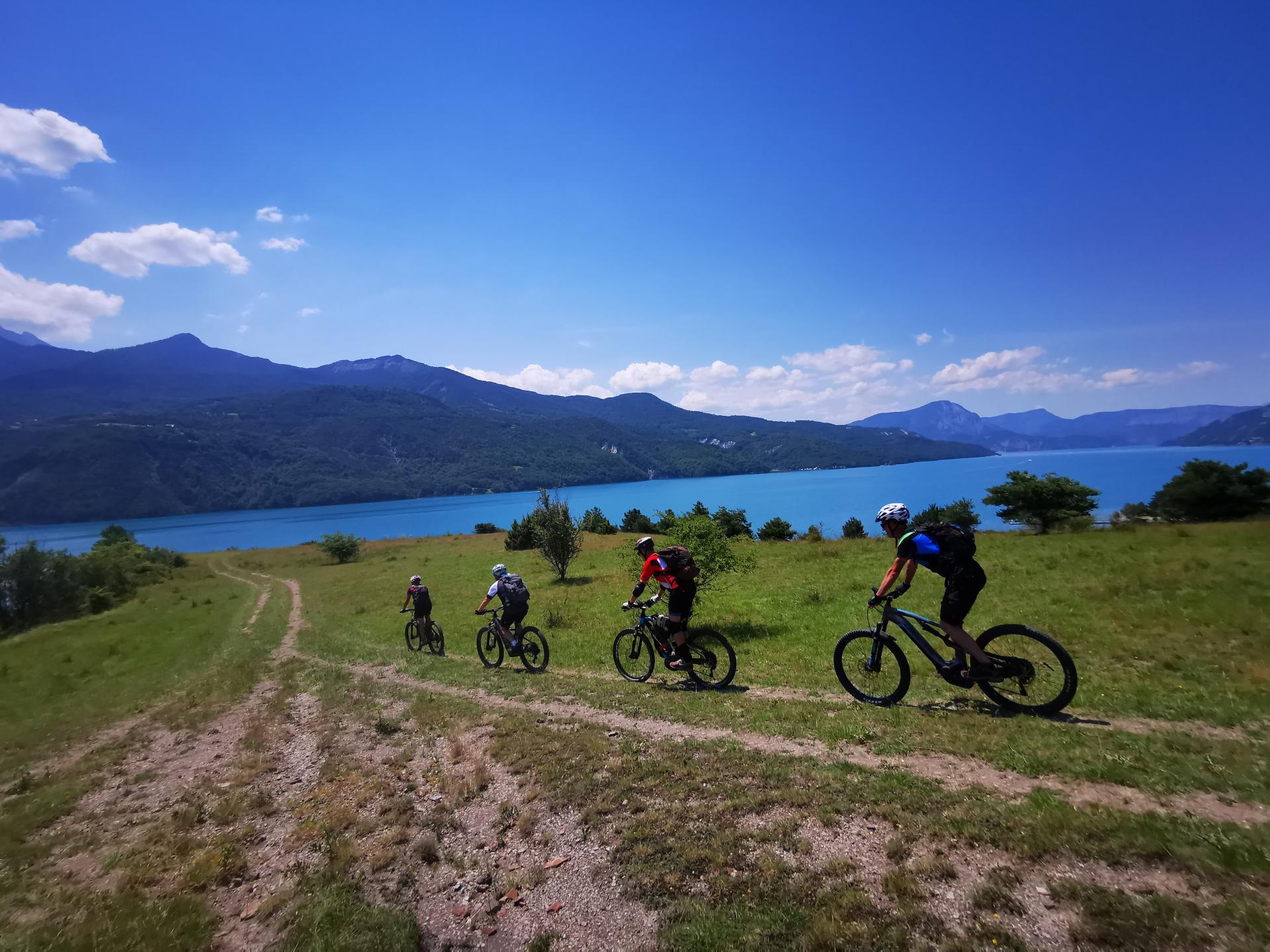 Tour du lac de Serre-Ponçon à VTT et VTTAE
