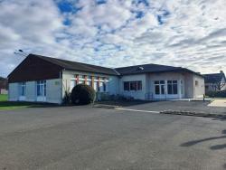 Nouan le Fuzelier, salle des fêtes, départ du parking