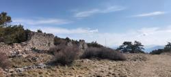 Ruine au sommet de la montée des Belvédères
