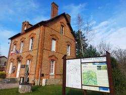 Brinon-sur-Sauldre, Bibliothèque Maurice Genevoix et carte des chemins de randonnées