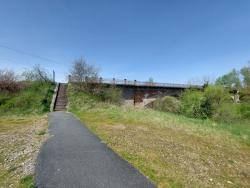 Bout de la piste cyclable et escalier pour monter sur le pont de la voie ferrée