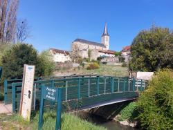 Passage de la Poterne et vue sur l'église de Varennes-sur-Allier