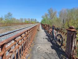 Traversée de l'Allier, passage sécurisé le long de la voie ferrée