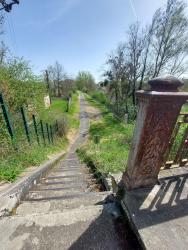 Portion de piste cyclable et escalier pour descendre du pont de la voie ferrée