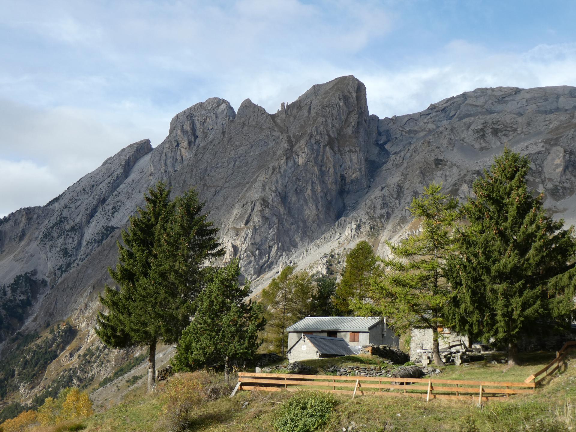Le Perronnet (2417 m ) et le petit col des Encombres (2339 m)  versant Sud depuis Charbutan et le balcon de Champieu