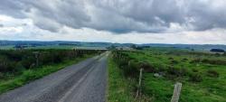 Vers ferme et hameau sur les Monts d'Aubrac