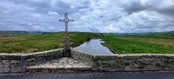 Croix et pont sur le Bès (contrebas de Montgros)