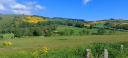 Paysages des Monts de la Madeleine, Chapelle de la Salette (Cherier) en haut à droite