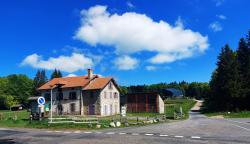 La Loge des Gardes, MaisonForestière (devant) et Hôtel-Restaurant (au fond)
