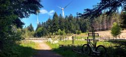 Croix du Trève Robin et éoliennes