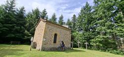 Chapelle et calvaire après Arcinges, fin de la montée raide, poussage probable en VTT musculaire