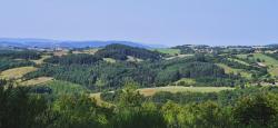Vue sur les Monts de la Madeleine et le village de Crémeaux