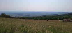 Vue sur la plaine de la Loire Roannaise et les Monts du Beaujolais à l'horizon
