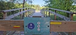 Lac des Settons, accès passerelle, invitation à pousser le vélo