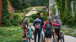 GTVTT_arrivé_au_gite_silence_du_midi_Acrofilm - Ariège Pyrénées Tourisme
