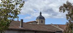 Depuis de la Place du 8 mai, vue sur le clocher de l'église de la Madeleine