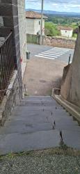 Saint Germain Laval, l'escalier de l'église, vu du haut