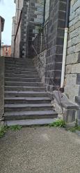 Saint Germain Laval, l'escalier de l'église, vu du bas