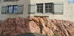 Hors parcours, maison construite sur le rocher, face à l'église de la Madeleine